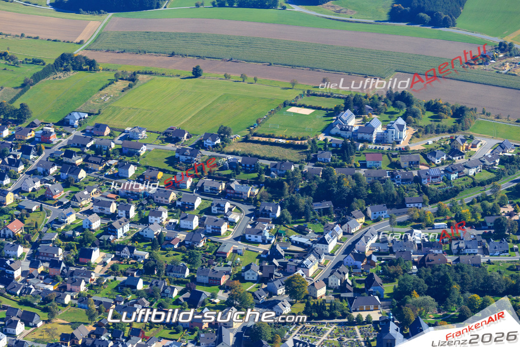 Die Luftaufnahme der Stadt Teuschnitz wurde vom UL-Flugzeug heraus erstellt ( keine Drohne )- hohe Auflösung für beste Qualität