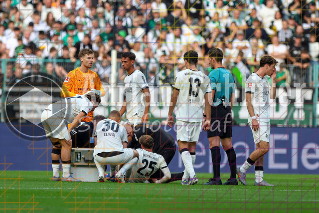 Borussia Mönchengladbach vs SV Werder Bremen - Bundesliga  | Mönchengladbach, Deutschland, 14.09.25:   Robin Hack (Borussia Mönchengladbach) liegt verletzt am Boden waehrend des Spiels der Bundesliga zwischen Borussia Mönchengladbach vs SV Werder Bremen im Stadion im Borussia Park(Foto von Brauer-Fotoagentur / Adrian Schlueter)