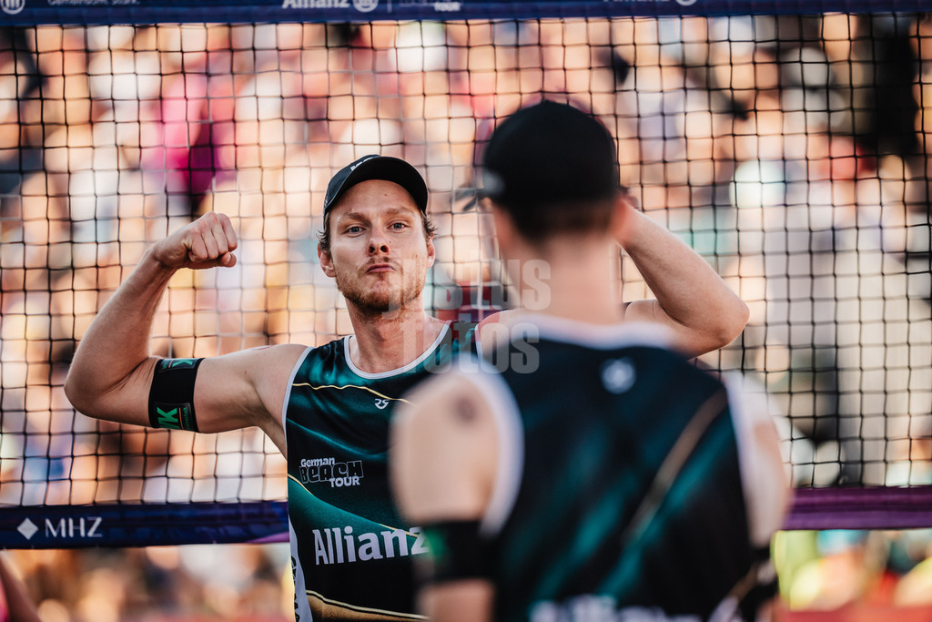 Beachvolleyball | Männer | Deutsche Meisterschaften 2025 Timmendorfer Strand | 06.09.2025 | Nils Ehlers spannt seinen Bizeps an nach einem erfolgreichem Block