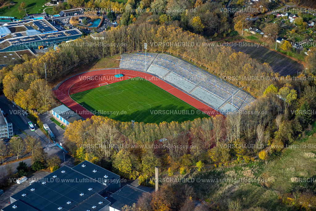 Hagen251102615 | Luftbild, Ischelandstadion Fußballstadion und Leichtathletikstadion mit Tribüne, umgeben von herbstlichen Bäumen, Altenhagen, Hagen, Ruhrgebiet, Nordrhein-Westfalen, Deutschland