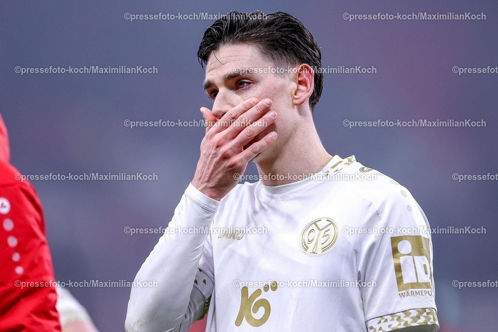 Lev14012501138 | 14.01.2025, Fußball, Bayer 04 Leverkusen - 1. FSV Mainz 05, 1. Fußball Bundesliga, 17. Spieltag, BayArena, Saison 2024 2025: Enttäuschte Gesichter beim Team aus Mainz nach der 0:1 Niederlage. Anthony Caci (Mainz #19) steht enttäuscht auf dem Spielfeld - EnttäuschungDFB regulations prohibit any use of photographs as image sequences and or quasi-video.