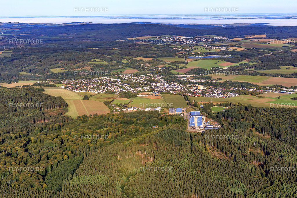 Ortsansicht von Südosten mit Quattrum Global Logistc GmbH | Luftbild: Ortsansicht von Südosten mit Quattrum Global Logistc GmbH in Hermeskeil im Bundesland Rheinland-Pfalz in Deutschland. Foto: IMG_149725.jpg vom 06.09.2025 durch Werner Riehm/FLY-FOTO.de - Realisiert mit Pictrs.com