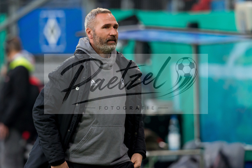 HSVSCF20220419_068 | Fussball, Herren: Trainer Tim Walter (Hamburger SV) schaut beim DFB-Pokal-Halbfinalspiel zwischen Hamburger SV und SC Freiburg im Volksparkstadion am 19.04.2022 in Hamburg, Deutschland.DFB / DFL REGULATIONS PROHIBIT ANY USE OF PHOTOGRAPHS AS IMAGE SEQUENCES AND/OR QUASI-VIDEO. - Realisiert mit Pictrs.com
