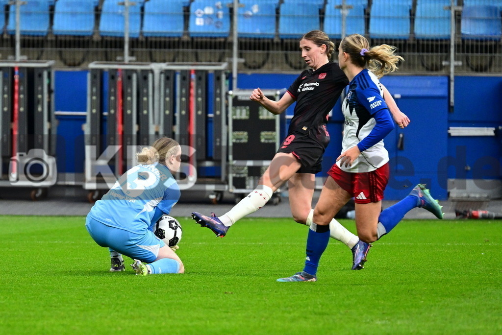 KBS Picture_HSV-Leverkusen_DFBpokal_Frauen_025 | v.l. Haidner Larissa (HSV Frauen) , Kehrer Caroline (Bayer Leverkusen) , Raecke Nina (HSV Frauen) ,Sportplatz :  Volksparkstadion, - Realisiert mit Pictrs.com