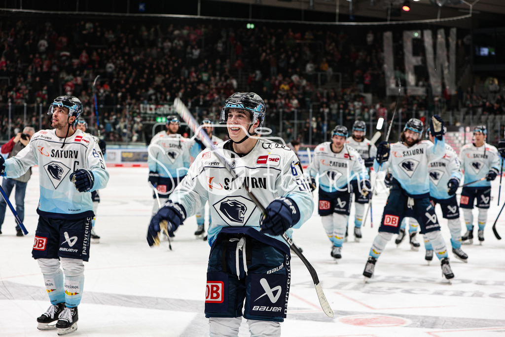 Augsburger Panther - ERC Ingolstadt | Große freude bei den gaesten nach dem Sieg in Augsburg / Ty RONNING (ING #91)