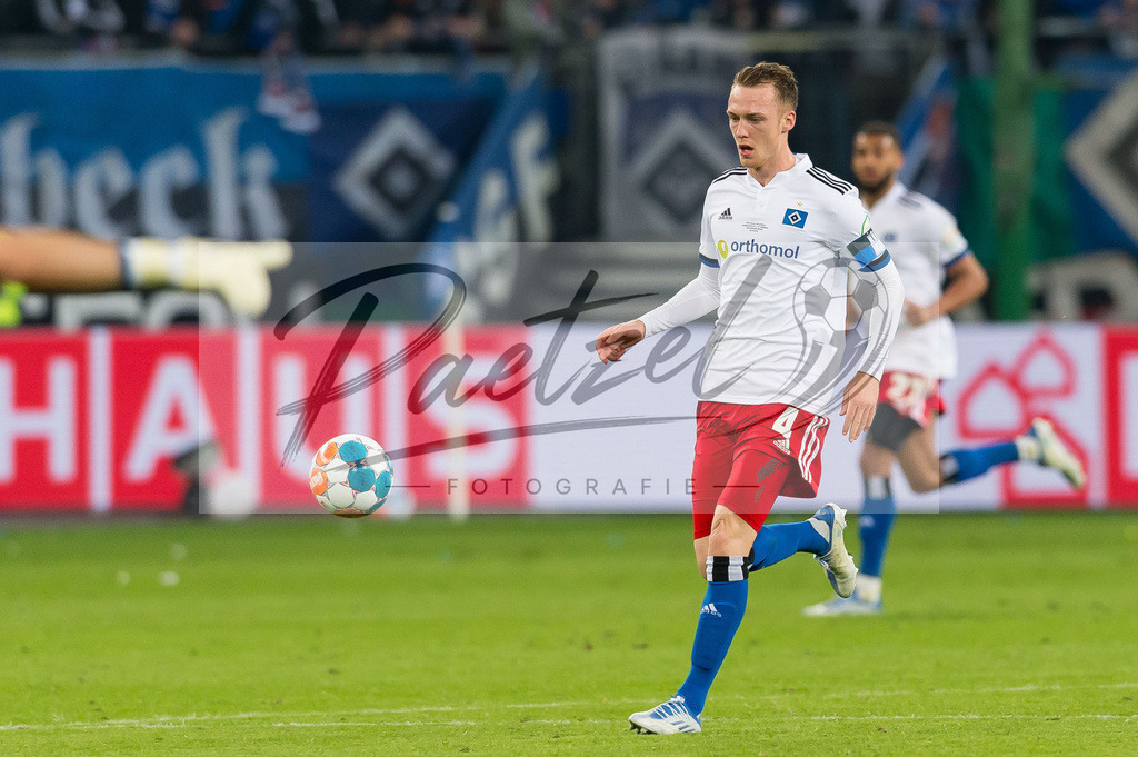 HSVSCF20220419_409 | Fussball, Herren: Sebastian Schonlau (Hamburger SV) in Aktion, am Ball, Einzelaktion beim DFB-Pokal-Halbfinalspiel zwischen Hamburger SV und SC Freiburg im Volksparkstadion am 19.04.2022 in Hamburg, Deutschland.DFB / DFL REGULATIONS PROHIBIT ANY USE OF PHOTOGRAPHS AS IMAGE SEQUENCES AND/OR QUASI-VIDEO. - Realisiert mit Pictrs.com