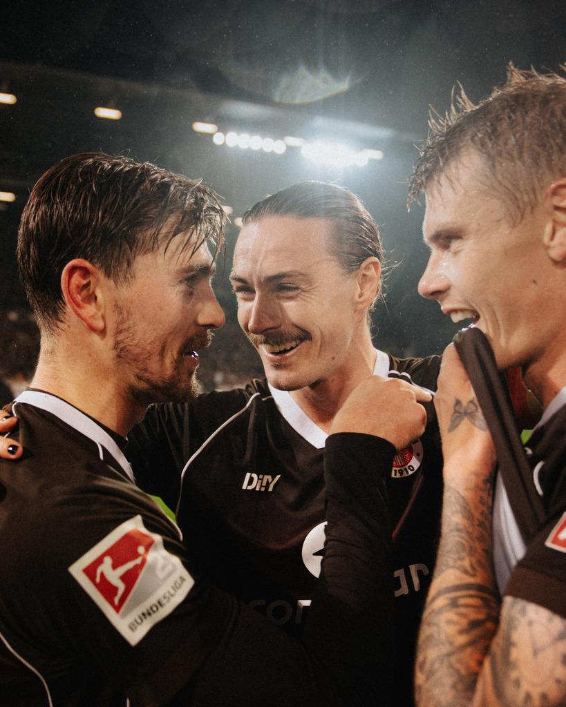 DSC01106 | Der offizielle Shop für FC St. Pauli Fotos. Wähle aus Spielszenen & Fanmomenten dein FCSP Wunschformat. Wir liefern Millerntor-Atmosphäre.