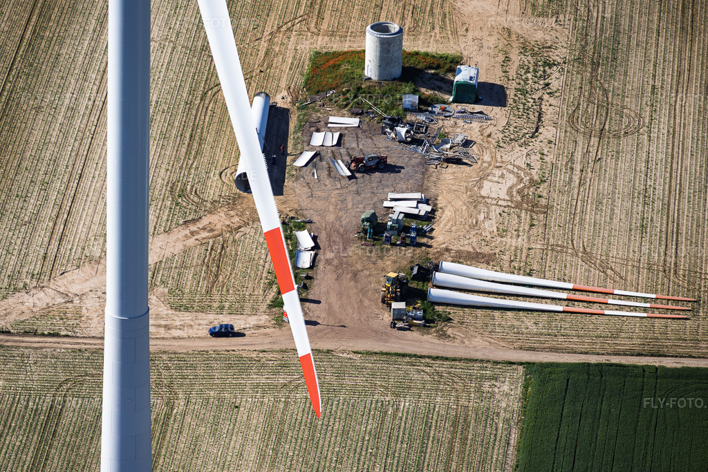 Luftbild: Abriss und Zerlegen der vier Altanlagen (GE 1.5) aus 2004 nach Repowering des Windpark Minfeld. in Kandel im Bundesland Rheinland-Pfalz in Deutschland.Foto: IMG_157081.jpg vom 29.05.2026 durch Werner Riehm/FLY-FOTO.deAuflösung des Originals: 5568 x 3712 pxJUWI Windparks - JUWI