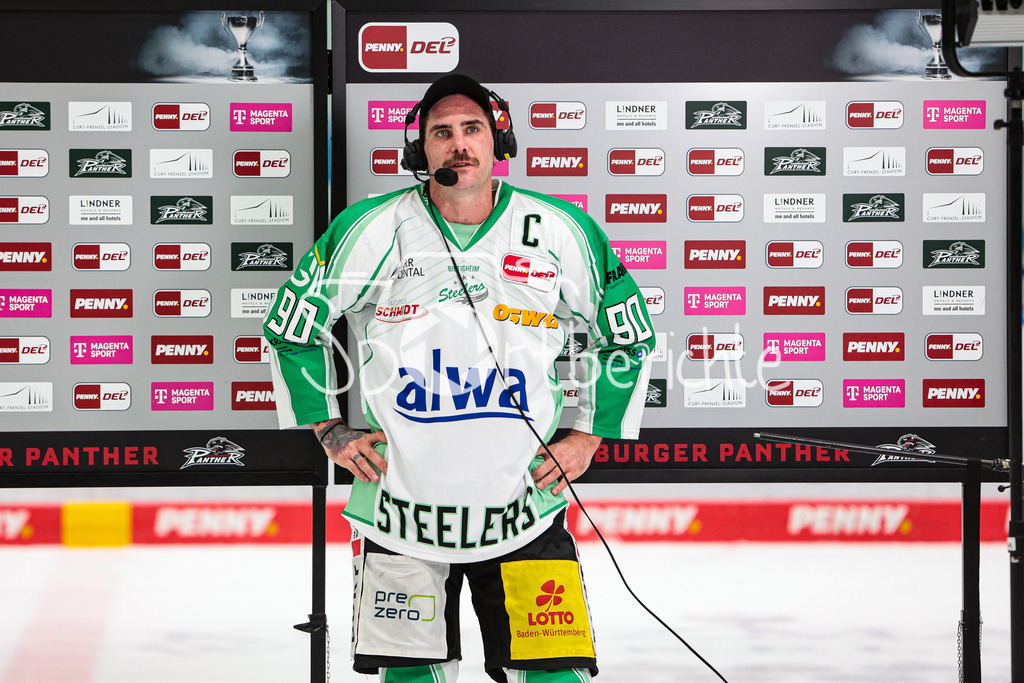 Augsburger Panther - Bietigheim Steelers | Constantin BRAUN (SCB #90) gibt nach der Partie ein Interview bei MagentaSport / Magenta Sport