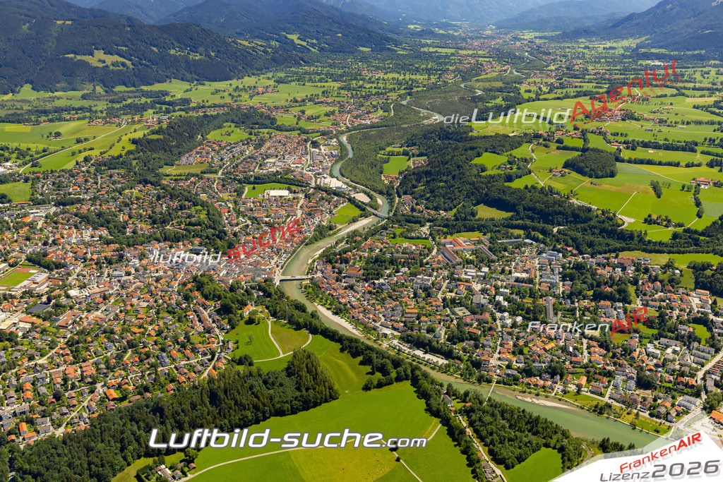 Aktuelles Luftbild von  Bad Tölz - Die Luftaufnahme wurde 2022 mittels UL-Flugzeug erstellt ( keine Drohne ) - hochauflösende Kamera-Systeme von  Canon -Beste Qualität - Für grossformatige Ausdrucke geeignet. Die Geschenkidee !