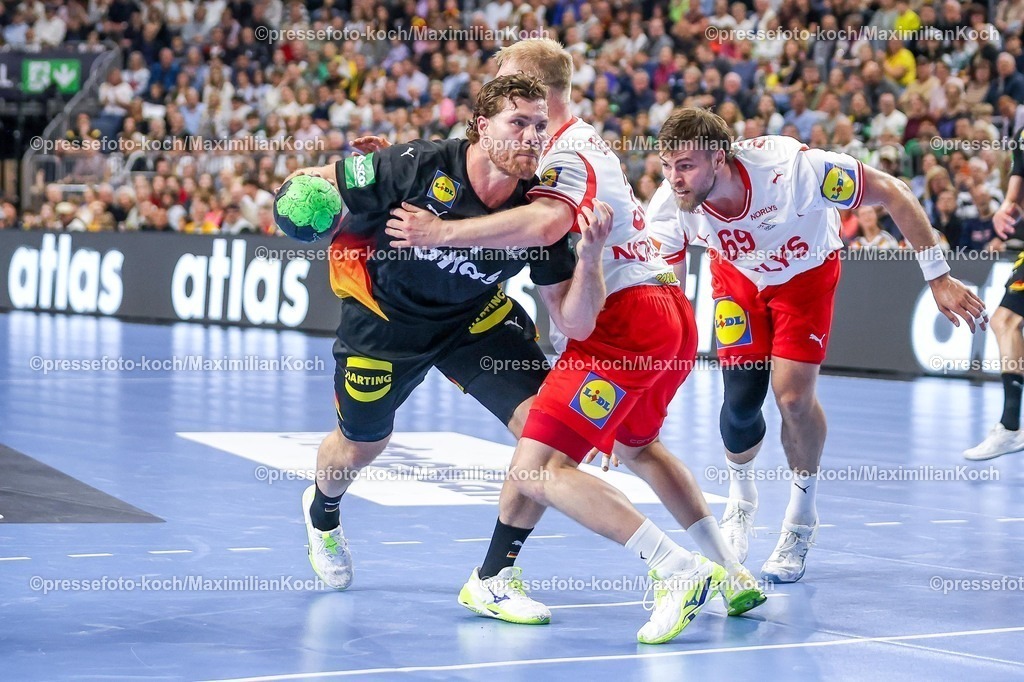 xKWIx17052601024 | 17.05.2026, xkwix, Handball, Länderspiel, Deutschland - Dänemark , Lanxess-Arena in Köln:  Johannes Golla (Germany #04) beim Torwurf im Zweikampf Photo: xKamilxWilkowskixPressefotoKochx