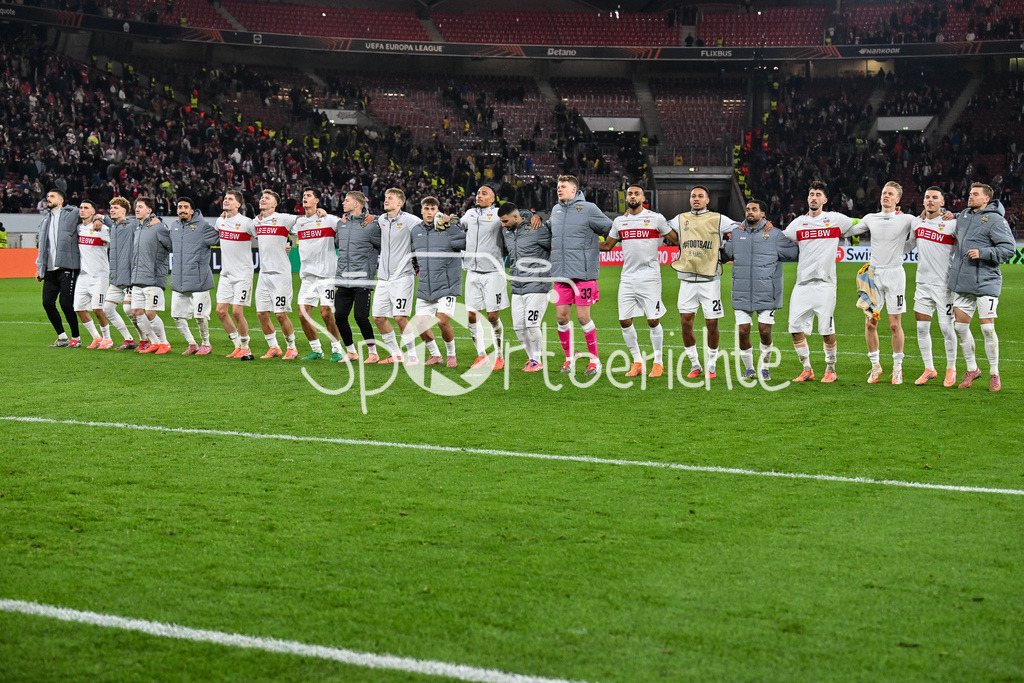 VfB Stuttgart - Maccabi Tel Aviv | STUTTGART, GERMANY - 11. DECEMBER: Das Team der Schwaben feiert den Sieg gegen Tel Aviv zusammen mit den Fans nach dem Match zwischen dem VfB Stuttgart und Maccabi Tel Aviv am 6. Spieltag der UEFA Europa League Ligaphase in der MHP Arena