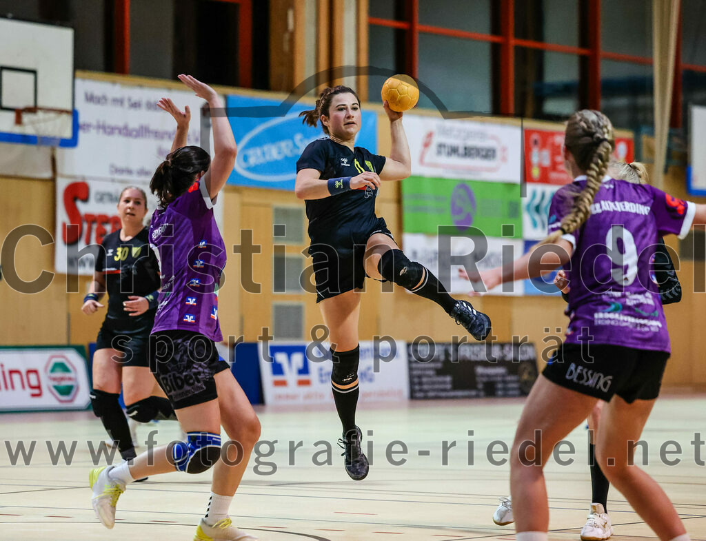 2023-12-17_076_SpVgg_Altenerding_II_gegen_HF_Scheyern | Erding, Deutschland, 17.12.2023:
Handball, Bezirksliga Frauen Altbayern 2023 / 2024, 9. Spieltag, SpVgg Altenerding II gegen HF Scheyern, Endergebnis: 22:26

Grit Kschischow (SpVgg Altenerding, #2), Lieselotte Landskron (HF Scheyern, #11), Elisabeth Bauschmid (SpVgg Altenerding, #9)

Foto: Christian Riedel / fotografie-riedel.net