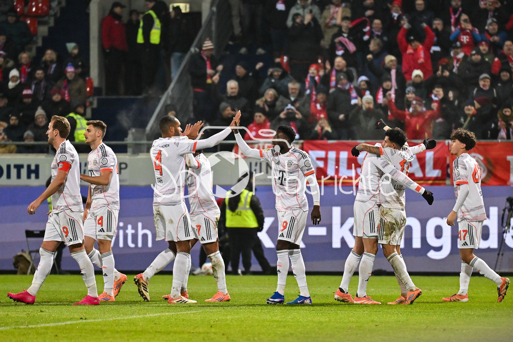 1. FC Heidenheim - FC Bayern München | HEIDENHEIM, GERMANY - 21. DECEMBER: Jubel der Bayern nach dem Treffer zum 0-3 durch Luis DIAZ (FC Bayern Munich 14) / Tor / Torschuetze / Freude / Happy während dem Bundesligamatch zwischen dem 1. FC Heidenheim und dem FC Bayern München am 15. Spieltag in der Voith-Arena / DFL REGULATIONS PROHIBIT ANY USE OF PHOTOGRAPHS AS IMAGE SEQUENCES AND/OR QUASI-VIDEO