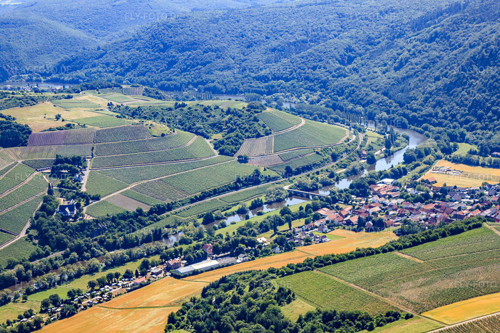 Luftbild: Weindorf an der Nahe unter der Weinlage Hermannsberg in Oberhausen an der Nahe im Bundesland Rheinland-Pfalz in Deutschland. Foto: IMG_30028.jpg vom 05.07.2010 durch Werner Riehm/FLY-FOTO.de