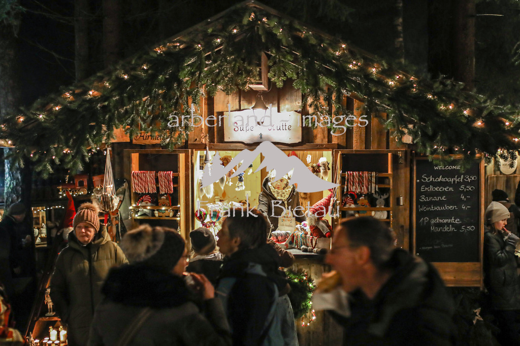 OE7A9524 | die Verkaufshütten der Schweinhütter Waldweihnacht