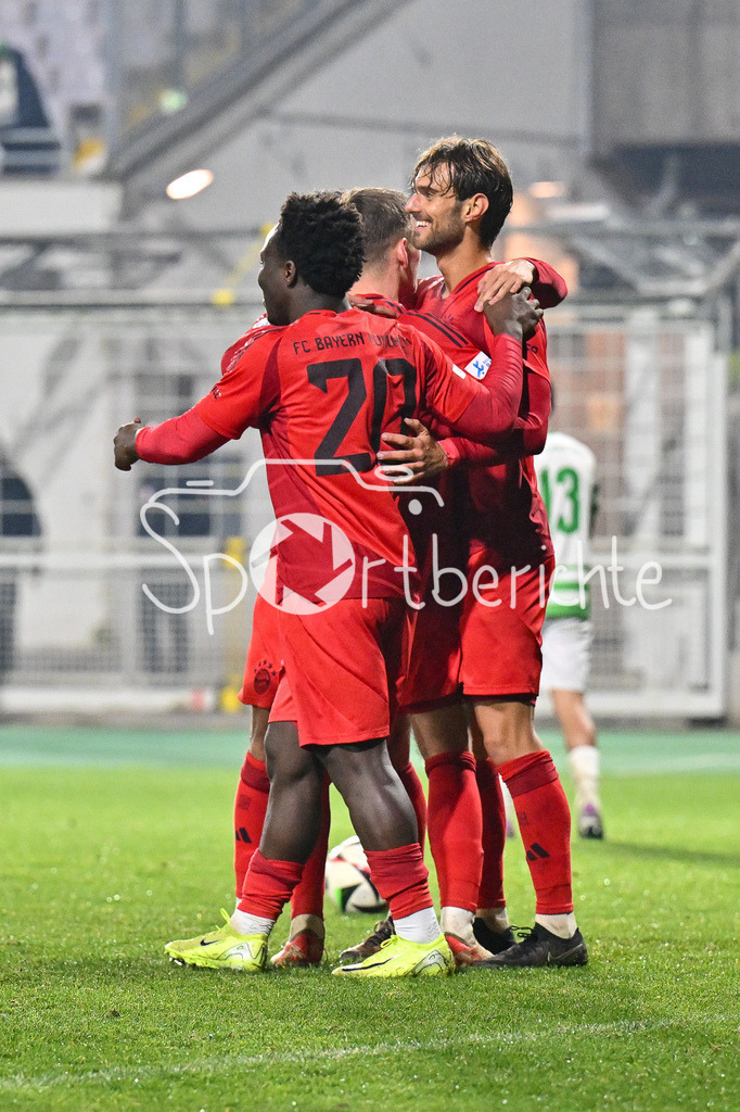 FC Bayern Amateure - SpVgg Greuther Fürth II | Jubel nach dem Treffer zum 3-0 druch Luca DENK (FC Bayern München II #6) / Freude / happy / Tor / torschuezte / Regionalliga Bayern: FC Bayern Muenchen II - SpVgg Greuther Fuerth II, Gruenwalder Stadion am am 29.10.2024
