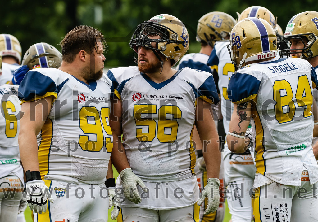2022-05-29_143_Erding_Bulls_gegen_Nuernberg_Rams | Erding, Deutschland, 29.05.2022:
Fußball, Regionalliga 2022, 5. Spieltag, Erding Bulls gegen Nürnberg Rams, Endergebnis: 10:16

Marco Siegel (Erding Bulls, #99), Matthäus Mederer (Erding Bulls, #56), Philipp Steigele (Erding Bulls, #84)

Foto: Christian Riedel / fotografie-riedel.net