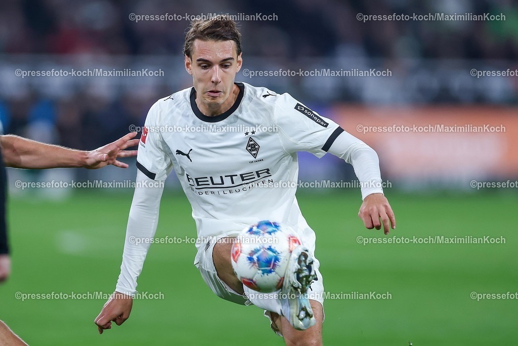BMG05102501096 | 05.10.2025, Fußball, Borussia Mönchengladbach - SC Freiburg, 1. Fußball Bundesliga, Borussia-Park, Saison 2025 2026: Florian Neuhaus&nbsp;(Borussia Mönchengladbach #10) DFB regulations prohibit any use of photographs as image sequences and or quasi-video.