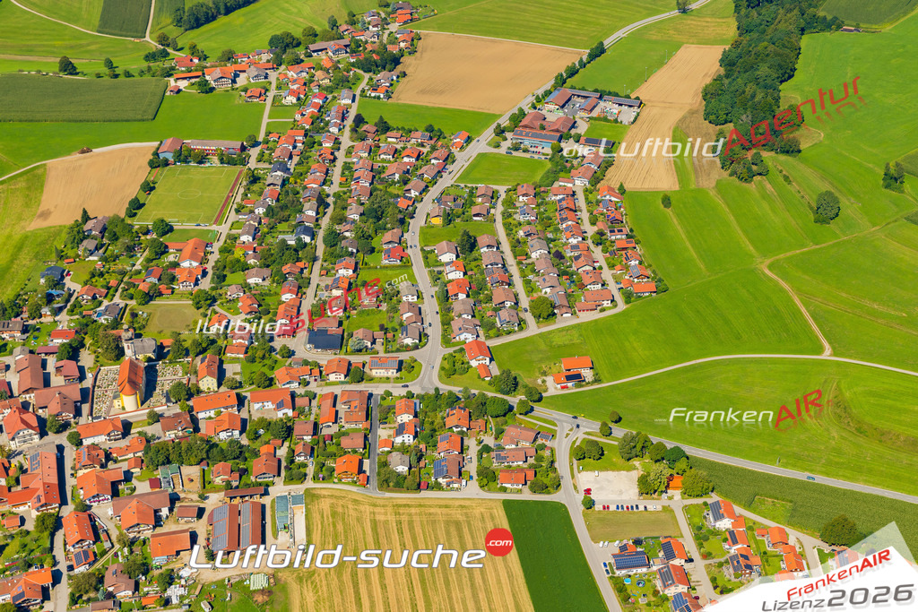 Luftaufnahme der Stadt Vachendorf - Die Luftaufnahme wurde 2025 vom UL-Flugzeug heraus erstellt ( keine Drohne ) - Hochauflösende Luftaufnahme - für professionelle Ausdrucke geeignet. Die Geschenkidee !Mit Lizenz und Bildrechte bestellbar