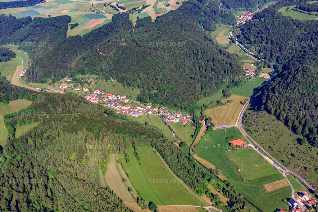 Luftbild: Dorfansicht auf der Alb im Tal der Schmiech von Südwesten im Ortsteil Hütten in Schelklingen im Bundesland Baden-Württemberg in Deutschland. Foto: IMG_67356.jpg vom 08.06.2014 durch Werner Riehm/FLY-FOTO.de