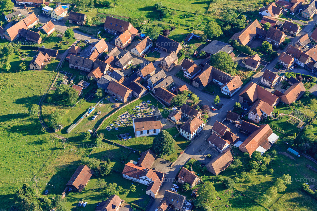 Vue aérienne: Église et cimetière du quartier de Mattstall à Lembach dans le département Bas Rhin, France – .Photo: IMG_115389.jpg prise le 16/06/2019 par Werner Riehm/FLY-FOTO.eu – Résolution de l'original: 5472 x 3648 px
