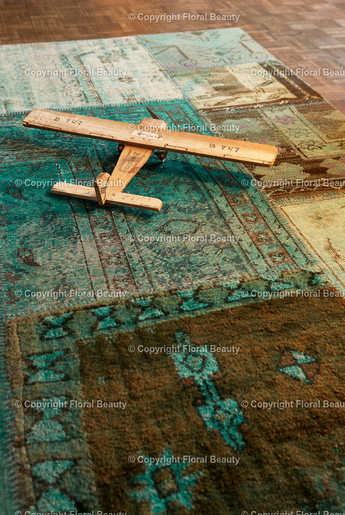 Holzflugzeug | Holzflugzeug Boeing 747 auf Patchworkteppich - Realisiert mit Pictrs.com