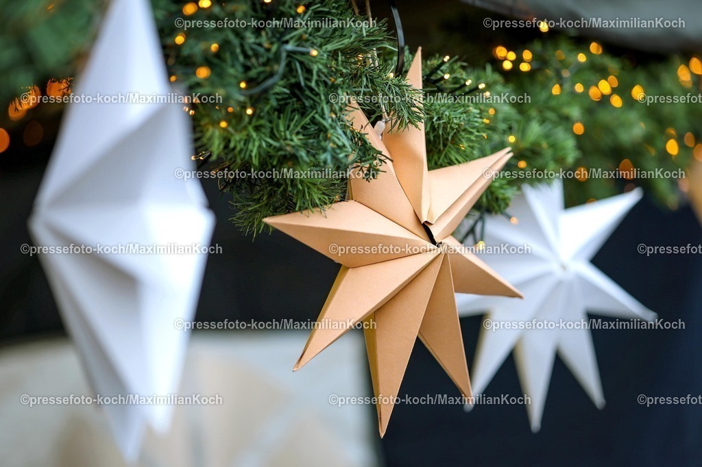 CR29112501014 | 29.11.2025, Castrop-Rauxel, Pünktlich zur Vorweihnachtszeit öffnen die ersten Weihnachtsmärkte in Nordrhein-Westfalen. Eindrücke rund um den Weihnachtsmarkt auf dem Hof Menken in Castrop-Rauxel. Papiersterne Sterne Deko Dekoration Weihnachtsdeko