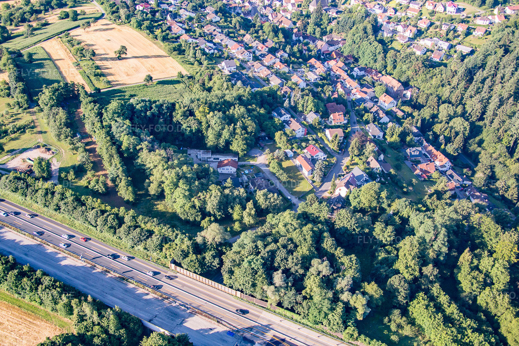 Luftbild: Autobahn- Streckenverlauf der BAB A8 bei im Ortsteil Grünwettersbach in Karlsruhe im Bundesland Baden-Württemberg in Deutschland. Foto: IMG_083923.jpg vom 26.07.2015 durch Werner Riehm/FLY-FOTO.de