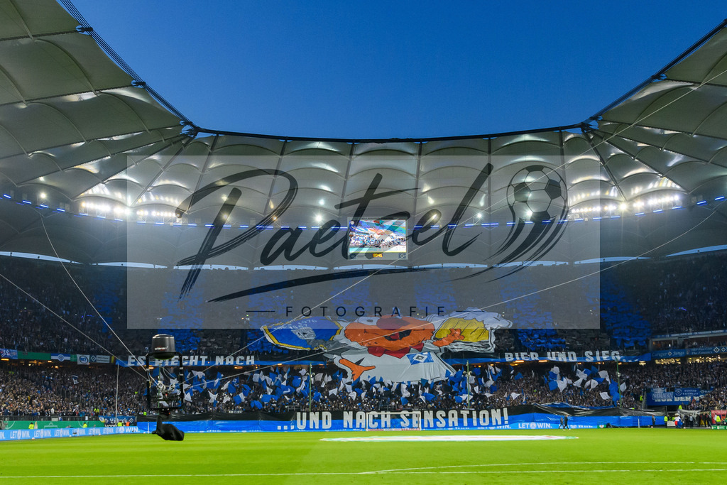 HSVSCF20220419_429 | Fussball, Herren: . Fans von Hamburger SV machen eine Choreographie beim DFB-Pokal-Halbfinalspiel zwischen Hamburger SV und SC Freiburg im Volksparkstadion am 19.04.2022 in Hamburg, Deutschland.DFB / DFL REGULATIONS PROHIBIT ANY USE OF PHOTOGRAPHS AS IMAGE SEQUENCES AND/OR QUASI-VIDEO. - Realisiert mit Pictrs.com