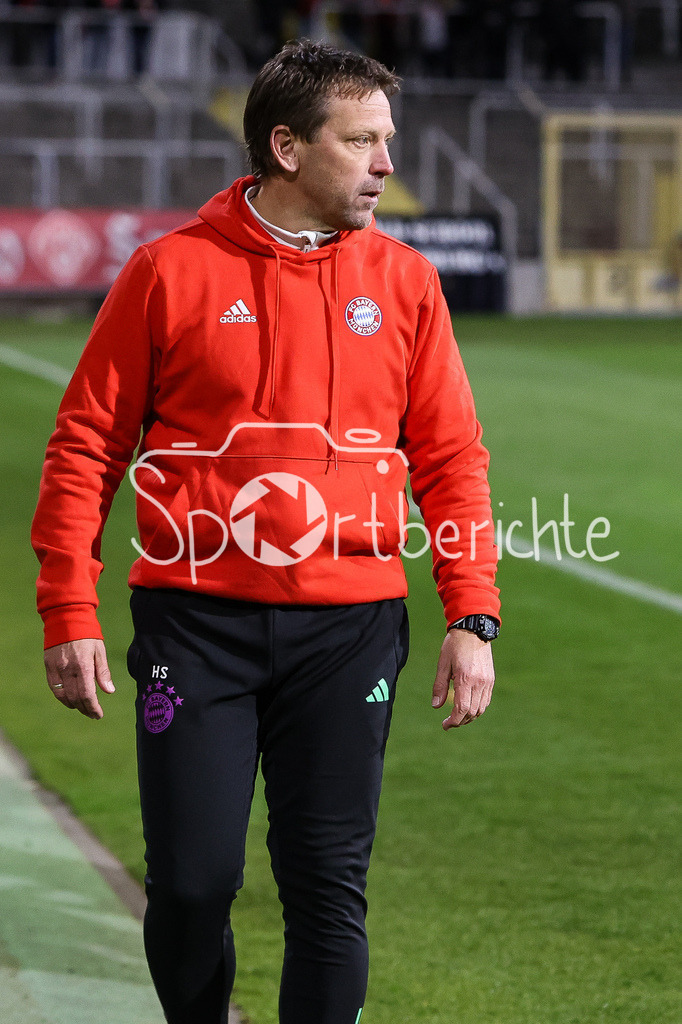 FC Bayern Amateure - FC Wuerzburger Kickers | Bayern Amateure Trainer Holger SEITZ in Aktion / Freisteller / Einzelfoto