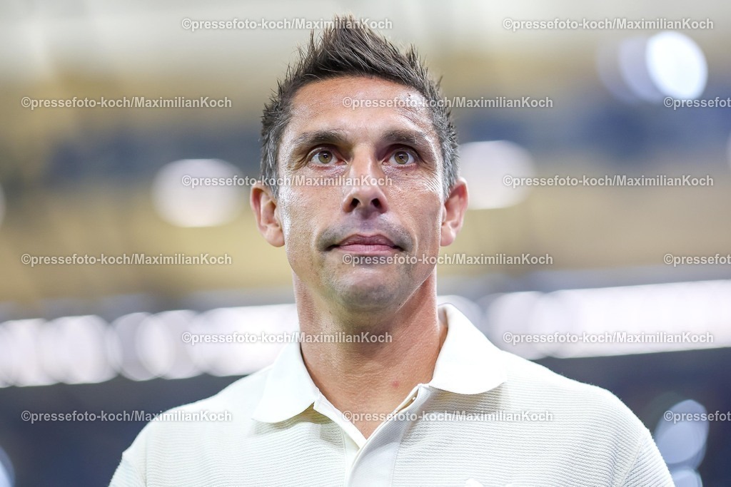 S0413092501016 | 13.09.2025, Fußball, FC Schalke 04 - Holstein Kiel, 5.Spieltag, 2. Fußball Bundesliga, Veltins-Arena Gelsenkirchen, Saison 2025 2026: Cheftrainer Marcel Rapp (Holstein Kiel)  DFB regulations prohibit any use of photographs as image sequences and or quasi-video.