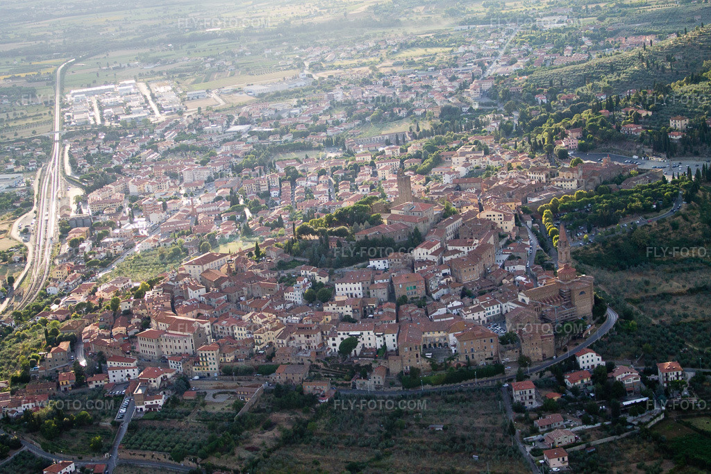 Aerial view: View of the town in Poggiolo in the state Tuscany, Italy.Photo: IMG_43291.jpg taken on 07/24/2011 by Werner Riehm/FLY-FOTO.comResolution of the original: 4272 x 2848 px