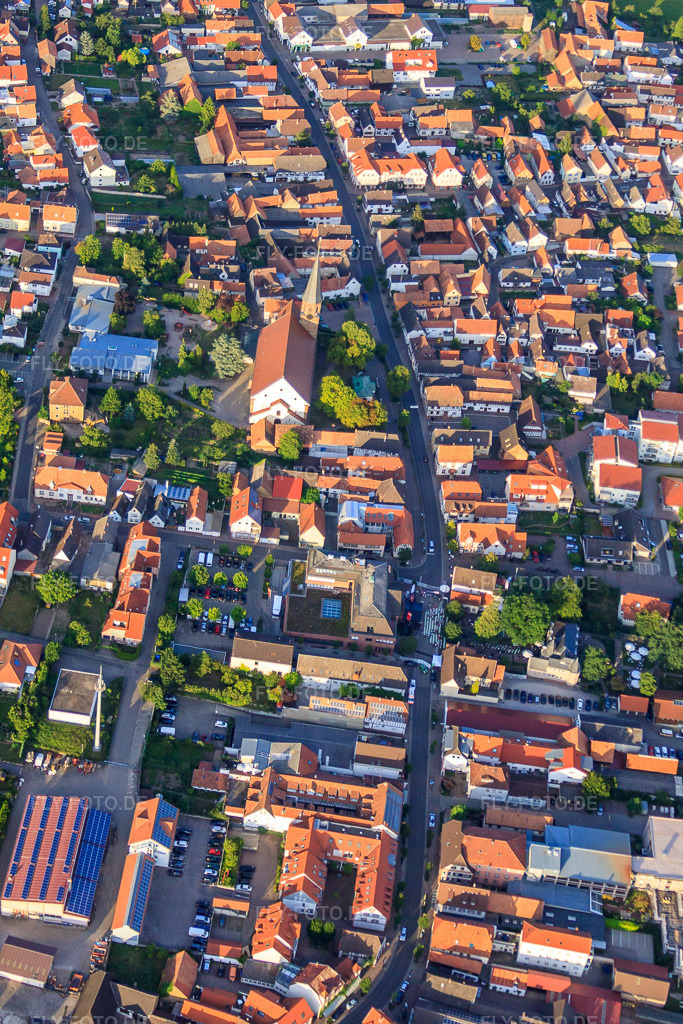Luftbild: ob. Hauptstr in Herxheim bei Landau im Bundesland Rheinland-Pfalz in Deutschland. Foto: IMG_51400.jpg vom 04.08.2012 durch Werner Riehm/FLY-FOTO.de