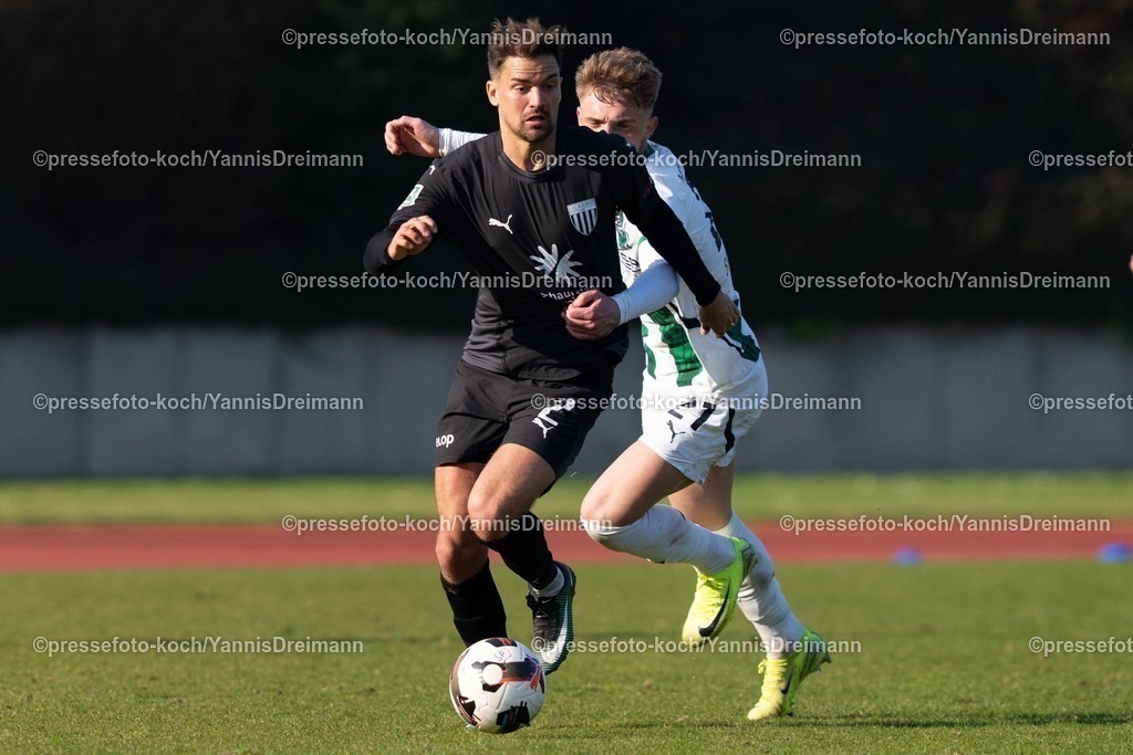 xYDR15032501096 | 15.03.2025, xydrx, Fußball, Borussia Mönchengladbach II (U23) - 1.FC Bocholt, Regionalliga West, Grenzlandstadion: Julian Riedel (1. FC Bocholt #2) im Zweikampf gegen Veit Stange (Borussia Moenchengladbach II #21)