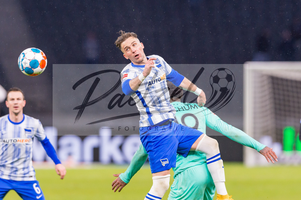 HERBOC20220204_062 | Fussball, Herren: Peter Pekarik (Hertha BSC) und Juergen Locadia (VfL Bochum) im Zweikampf bei dem Spiel der 1. Bundesliga zwischen Hertha BSC und VfL Bochum im Olypiastadion am 04.02.2022 in Berlin, Deutschland.DFB / DFL REGULATIONS PROHIBIT ANY USE OF PHOTOGRAPHS AS IMAGE SEQUENCES AND/OR QUASI-VIDEO. - Realisiert mit Pictrs.com