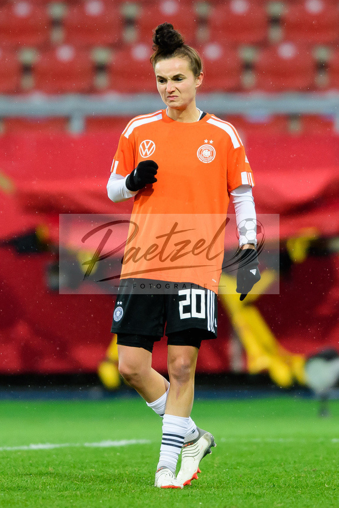 GERTUR20211126_094 | Fussball, Frauen: Lina Magull (Germany) schaut bei dem Spiel der WM-Qualifikation zwischen Deutschland und Tuerkei im Eintracht-Stadion am 26.11.2021 in Braunschweig, Deutschland. - Realisiert mit Pictrs.com