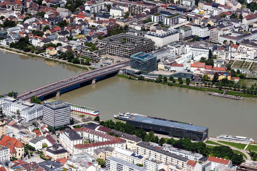 dr__0092195.jpg | LINZ 14.06.2022 Fluß - Brückenbauwerk zur Überquerung der Donau " Niebelungenbrücke " in Linz in Oberösterreich, Österreich. 