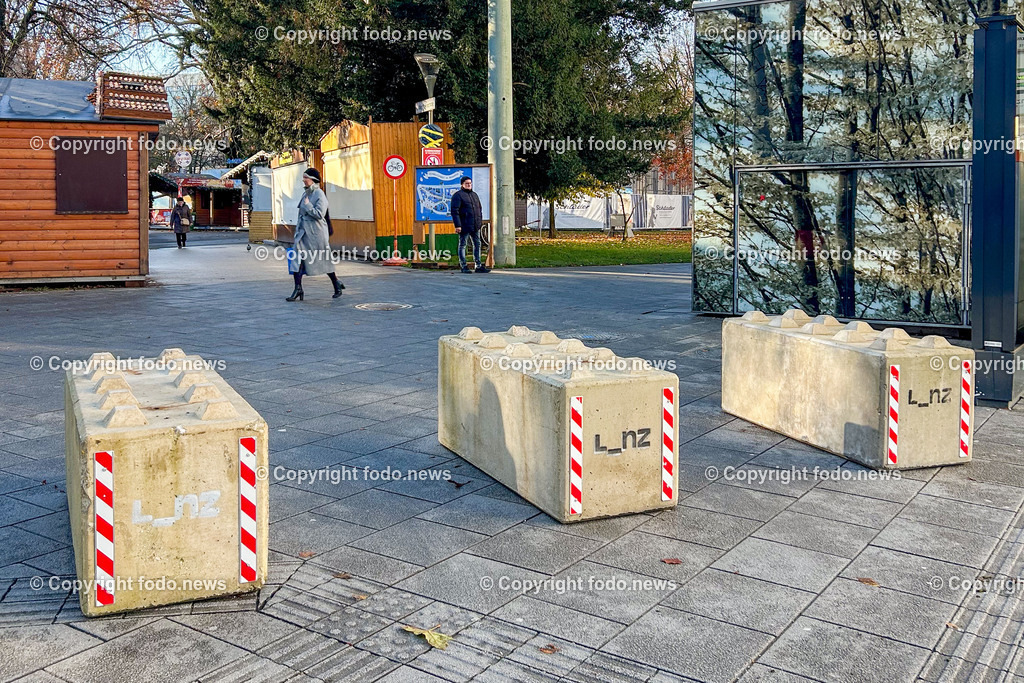 Linz_ Weihnachtsmarkt_ Terrorschutz_ 18.11.2025-11 | 18.11.2025, LINZ, AUT, Weihnachtsmarkt, im Bild Themenbild, Betonbarrieren, Betonblock, Terrorschutz, Volksgarten, Stadt, L_nz, Sicherheit, Fußgaengerzone, Weihnachtsmarkt, Huetten, Winter, Bauume ohne Laub, Absperrung, Verkehrsschutz, oeffentlicher Platz, Menschen, urban, Feature, Symbolbild