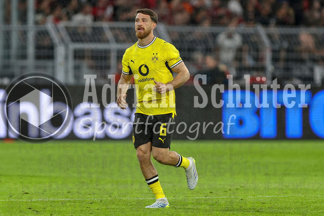 08.05.2026, GER, Fussball, Herren, 1. BL, Saison 2025/2026, Borussia Dortmund - Eintracht Frankfurt | Salih Özcan (BVB) schaut