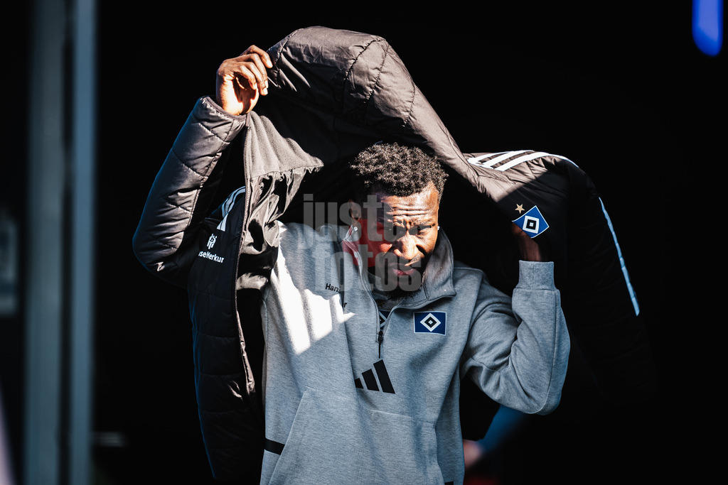Fußball | Männer | Saison 2025/2026 | 1. Fußball-Bundesliga | 28. Spieltag | Hamburger SV vs. FC Augsburg | 04.04.2026 | Bakery Jatta (#18, HSV) auf dem Weg in die Arena