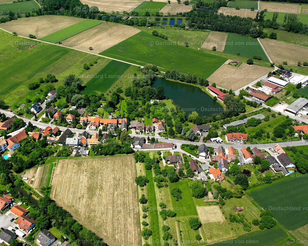 2626185 | DIERSHEIM 09.06.2006 Landwirtschaftliche Nutzflächen und Feldgrenzen  umsäumen das Siedlungsgebiet des Dorfes in Diersheim im Bundesland Baden-Württemberg, Deutschland // Agricultural land and field boundaries surround the settlement area of the village  in Diersheim in the state Baden-Wuerttemberg, Germany Foto: Gerhard Launer
