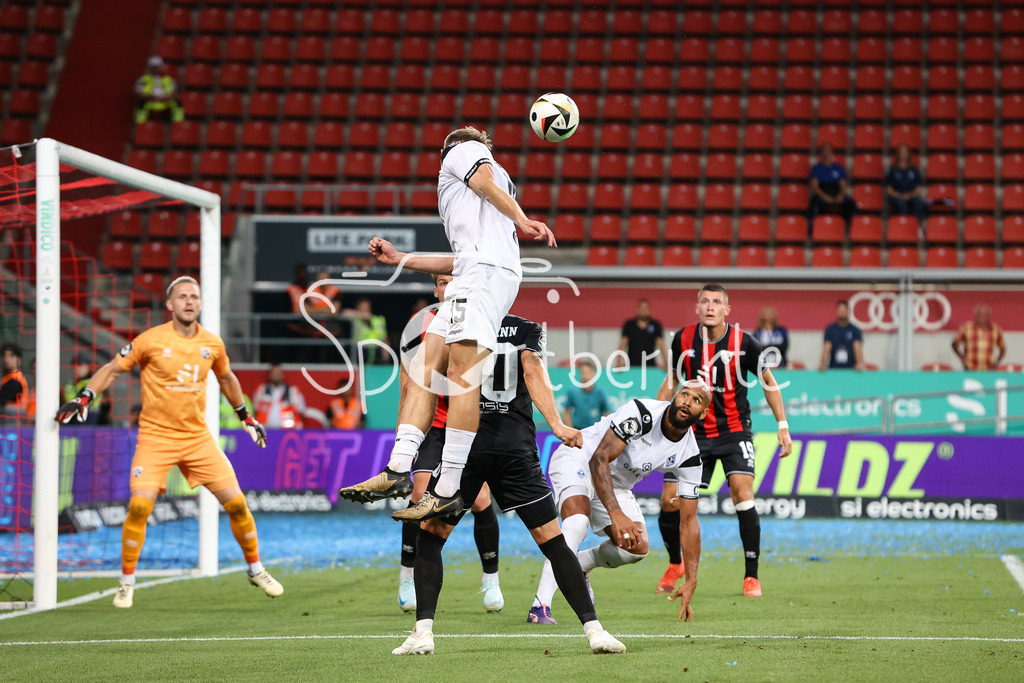 FC Ingolstadt - SV Waldhof Mannheim | Malte KARBSTEIN (Waldhof #15) gewinnt ein Kopfballduell im Strafraum der Schanzer