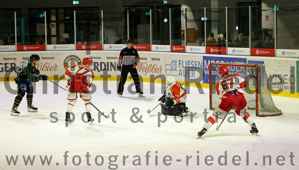 2022-12-02_138_TSV_Erding_gegen_EV_Pegnitz | Erding, Deutschland, 02.12.2022:
Eishockey, Bayernliga 2022 / 2023, 17. Spieltag, TSV Erding gegen EV Pegnitz, Endergebnis: 9:3

Mark Waldhausen (Erding Gladiators, #27), Bastian Heringklee (EV Pegnitz, #77), Torwart Filip Rieger (EV Pegnitz, #51), Eric Schuster (EV Pegnitz, #67)

Foto: Christian Riedel / fotografie-riedel.net