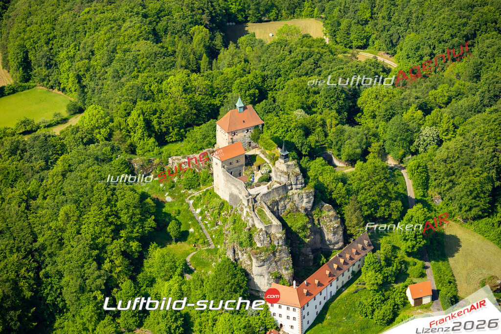 Das Luftbild zeigt Burg Hohenstein Kirchensittenbach - Die Luftaufnahme wurde 2023 vom UL-Flugzeug aus erstellt ( keine Drohne ) - Hochauflösende Luftaufnahme - Für grossformatige Ausdrucke geeignet. Die Geschenkidee !Mit Lizenz und Bildrechte bestellbar
