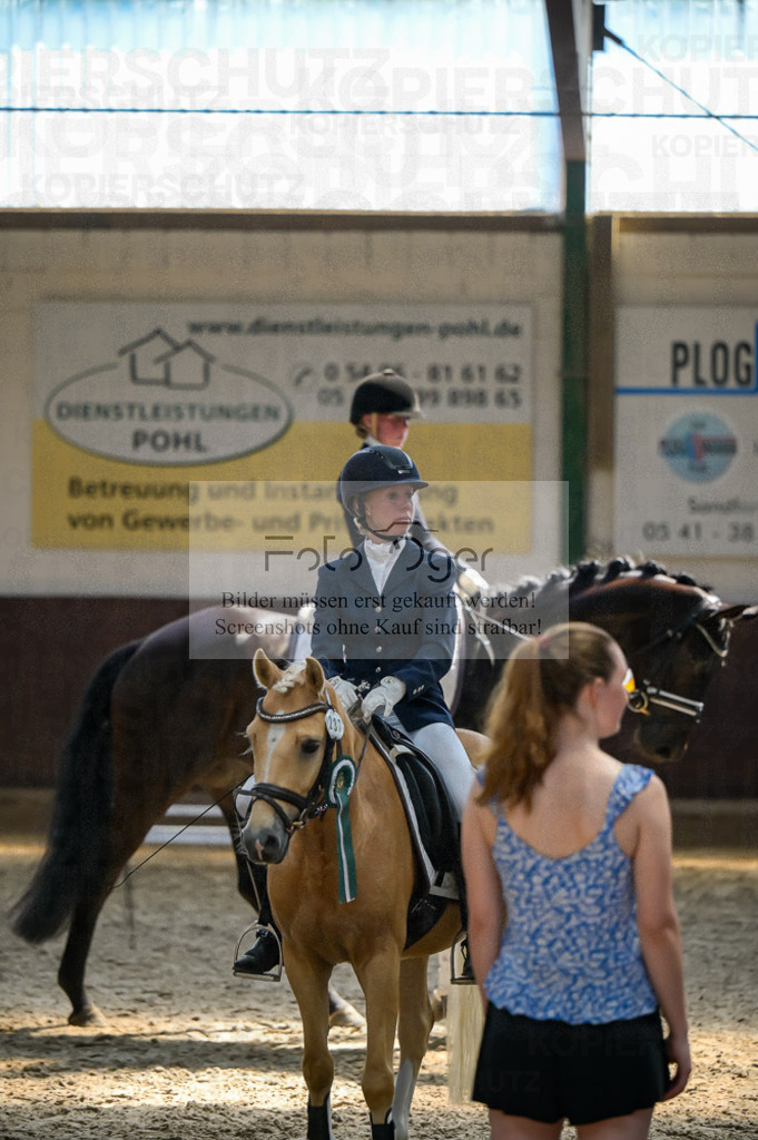 Reitturnier Voxtrup | Entdecke hochwertige Reitturnierfotos von Foto Oger. Professionell, emotional und authentisch – jetzt Lieblingsmomente im Shop bestellen.Deutschlandweite Turnierfotografie. - Realisiert mit Pictrs.com