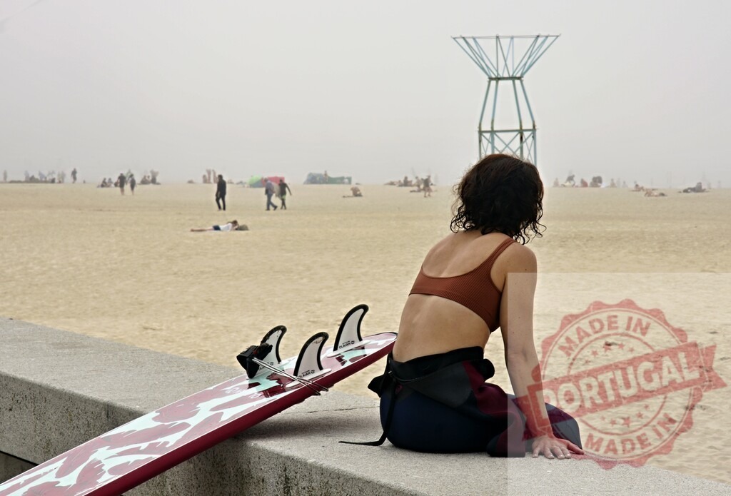 Woman surfer sitting contemplating beach with surfboard | Woman sitting with surfboard watching beach, contemplating ocean and preparing for activity - Realisiert mit Pictrs.com