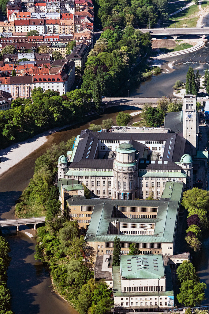 dr__0052716.jpg | MüNCHEN 07.05.2020 Museums- Gebäude- Ensemble " Deutsches Museum " auf der Museumsinsel in der Ludwigsvorstadt-Isarvorstadt in München im Bundesland Bayern, Deutschland. Weiterführende Informationen bei: Deutsches Museum. // Museum building ensemble "Deutsches Museum" on the Museum Island in the Ludwigsvorstadt-Isarvorstadt in Munich in the state Bavaria, Germany. Further information at: Deutsches Museum. Foto: Daniel Reiter