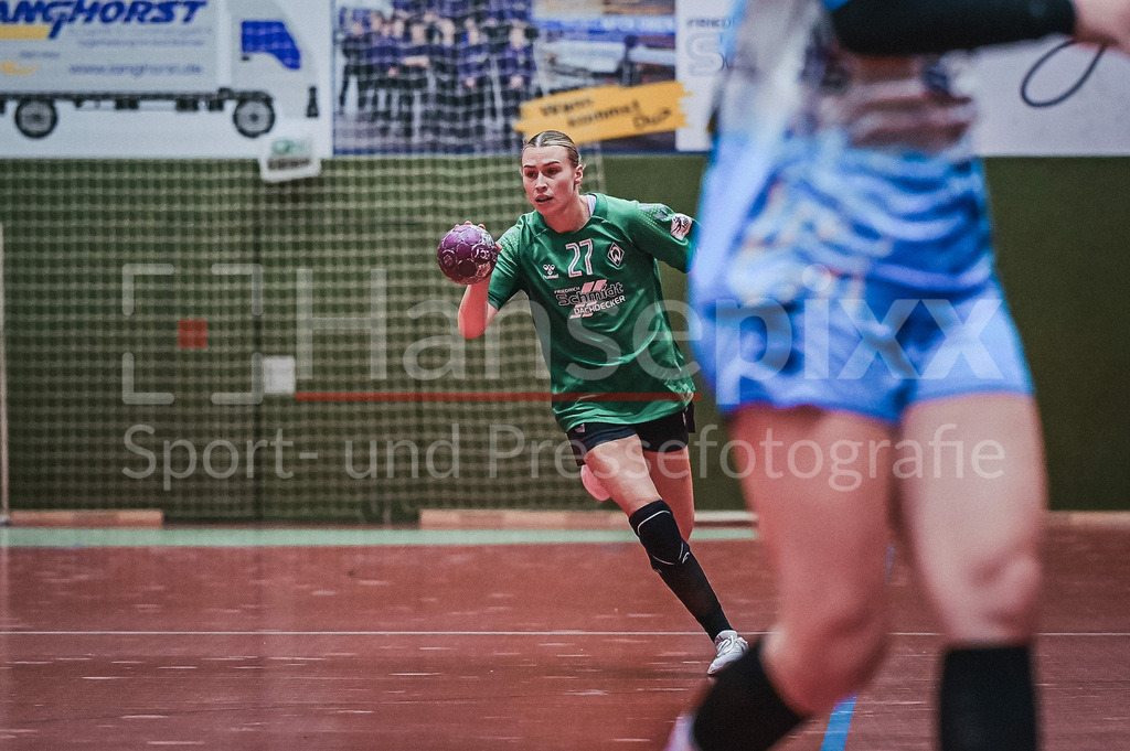 Handball, 2. Bundesliga Frauen, SV Werder Bremen - TuS Lintfort | v.li.: Emma Ruwe (SV Werder Bremen, 27) am Ball, Spielszene, Aktion, Action