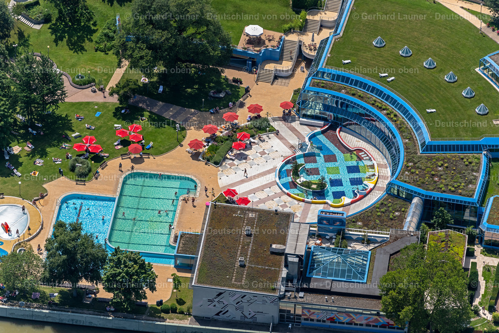 4046518 | STUTTGART 19.07.2021 Therme und Schwimmbecken am Freibad der Freizeiteinrichtung "Mineralbad Leuze" Am Leuzebad im Ortsteil Berg in Stuttgart im Bundesland Baden-Württemberg, Deutschland. Weiterführende Informationen bei: Bäderbetriebe Stuttgart - Eigenbetrieb der Landeshauptstadt Stuttgart. // Spa and swimming pools at the swimming pool of the leisure facility "Mineralbad Leuze" Am Leuzebad in the district Berg in Stuttgart in the state Baden-Wurttemberg, Germany. Further information at: Baederbetriebe Stuttgart - Eigenbetrieb der Landeshauptstadt Stuttgart. Foto: Gerhard Launer